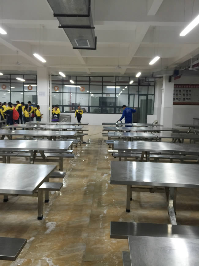 贵州兴义市第八中学阳光书院学校食堂地面防滑处理