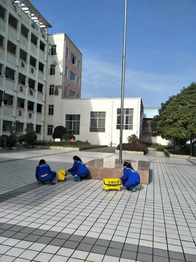 贵阳市白云区第七中学广场的地面防滑施工