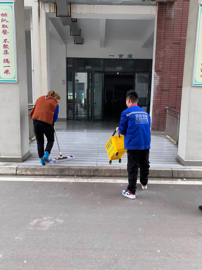 重庆市梁平区西南大学附属实验中学食堂3层防滑处理