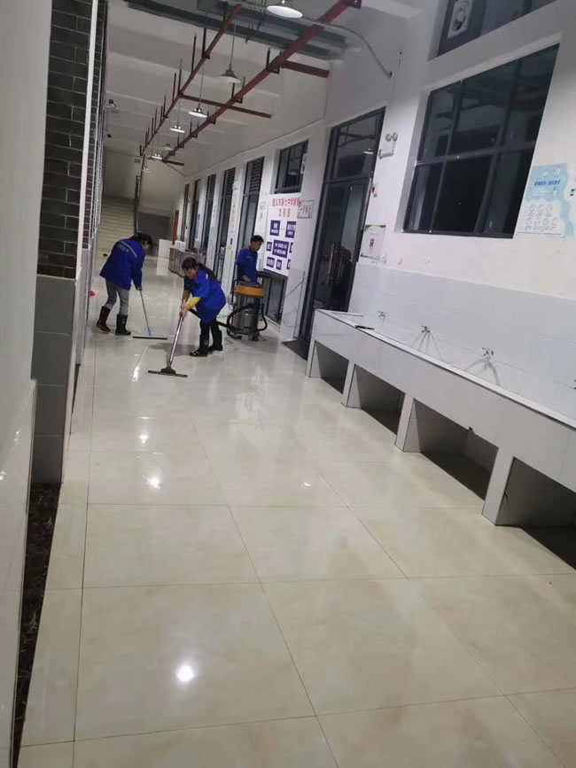贵州遵义市第七中学食堂一，二层通道及楼梯地面防滑处理